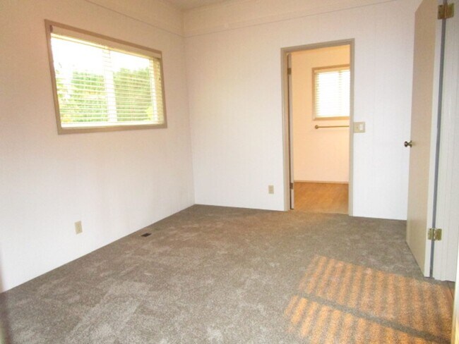 Building Photo - 801 Jameson St
