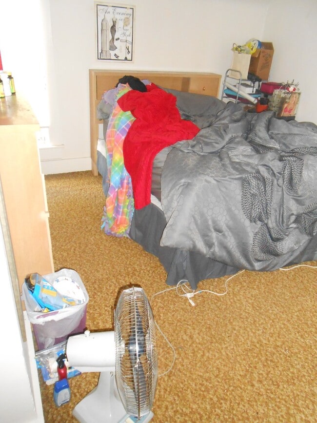 Building Photo - 3 Bed 1 Bath close to UWEC! Available June...