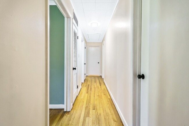 Building Photo - 1510 Crescent Dr