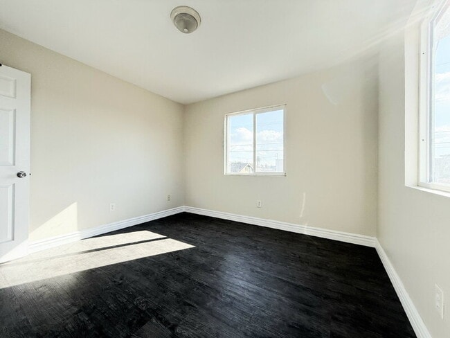 Building Photo - 846 W 55th St