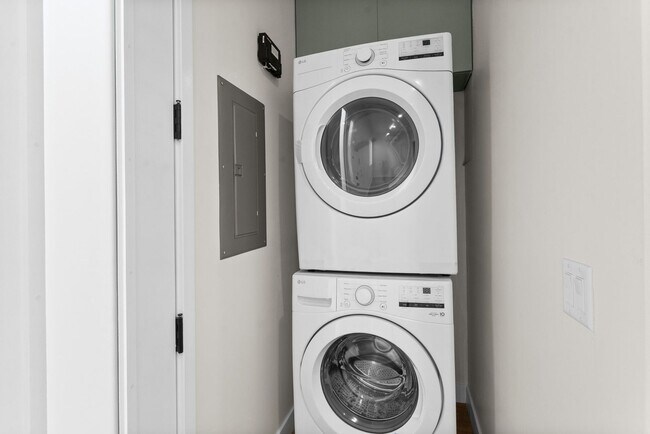 Building Photo - 2735 Broadway-7