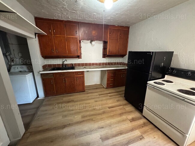 Building Photo - $1100 - 3 bed 1 bath - Single Family Home