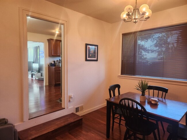 Building Photo - Spacious Lower Level Unit In Beautiful Manette