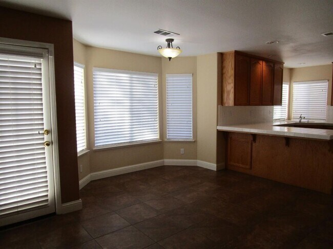 Building Photo - Like Brand New 4 Bedroom 3 Bath Beautiful ...