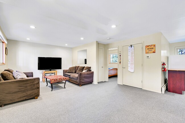 Building Photo - 27927 Circle Dr