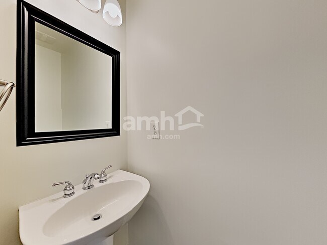 Building Photo - 1019 Canopy Dr