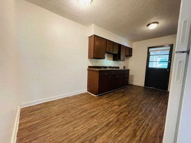 Building Photo - 802 W Main St