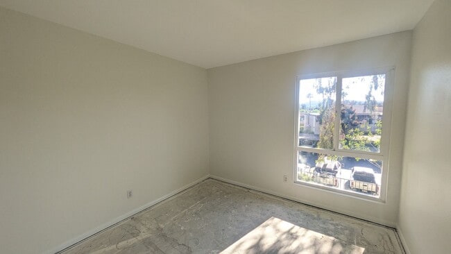 Building Photo - Refreshed condo in Gated Community