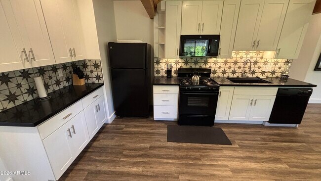 Building Photo - 706 E Whitton Ave