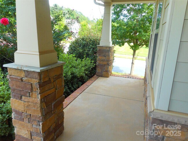 Building Photo - 3038 Oakmere Rd