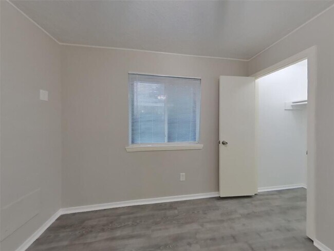 Building Photo - 120 WoodCrest Dr