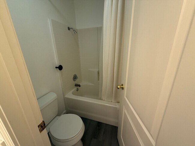 Building Photo - Large two story in Rose Hollow neighborhoo...