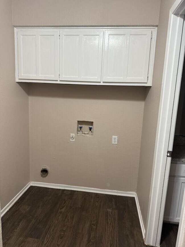 Building Photo - Sable Ln 7748/7750 *LEASE UP ONLY*