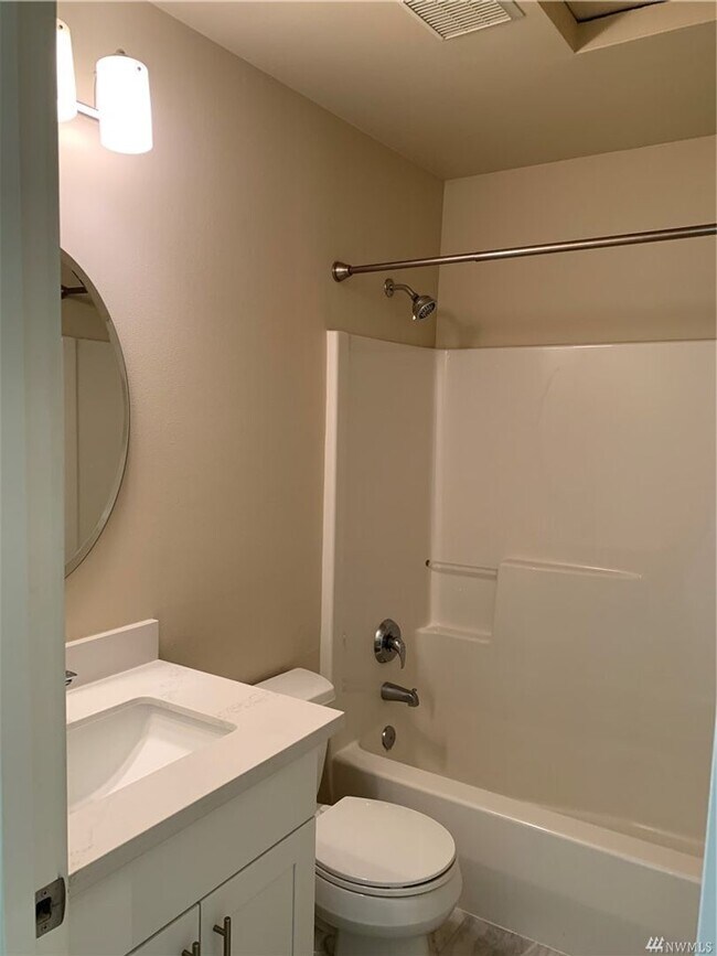 Building Photo - 2Bd/2.25Ba Redmond Townhouse