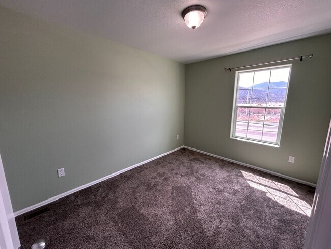 Building Photo - 3 Bed 3 bath Town Home in 80910!