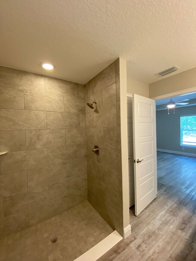 Building Photo - Custom Home - Desirable SE Ocala Neighborhood 3/2/2 **Won't Last**