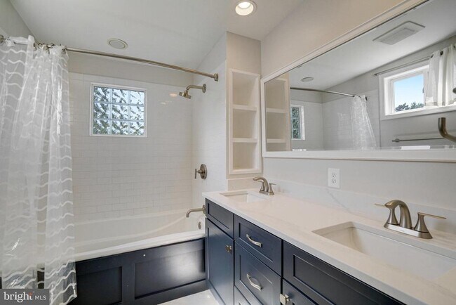 Building Photo - 740 Upland Pl