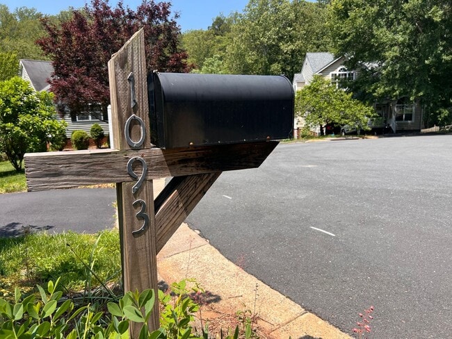 Building Photo - 1093 Wintergreen Ln