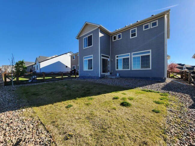 Building Photo - Beautiful, Modern 3 Bed 3 Bath Home in Ban...