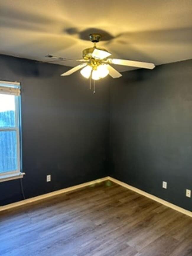 Building Photo - 4 bedroom 2 bath home available in Bentonville!