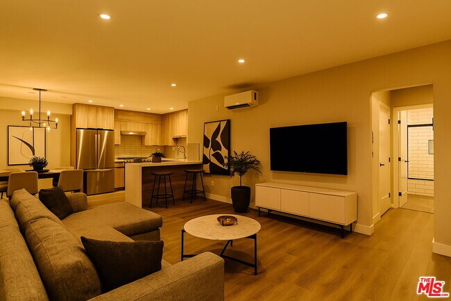 Building Photo - 1307 Tamarind Ave