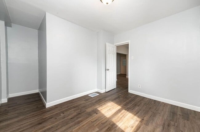 Building Photo - E. WALNUT HILLS - Cute 2 bed in upper of 2 family