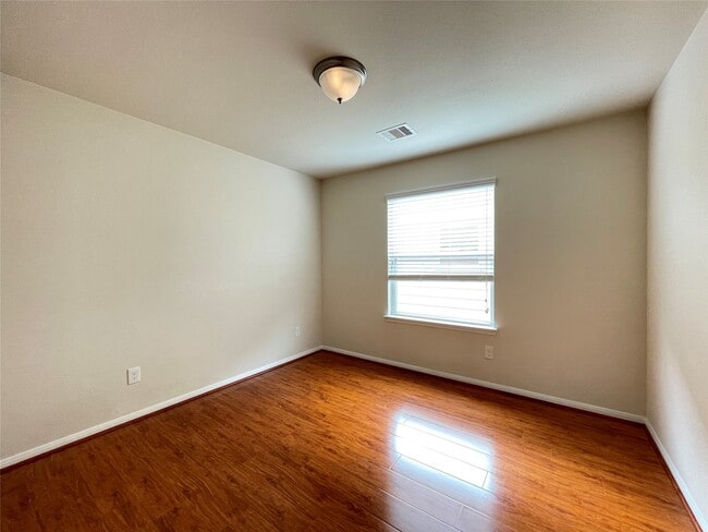 Building Photo - 7139 Pavilion Dr