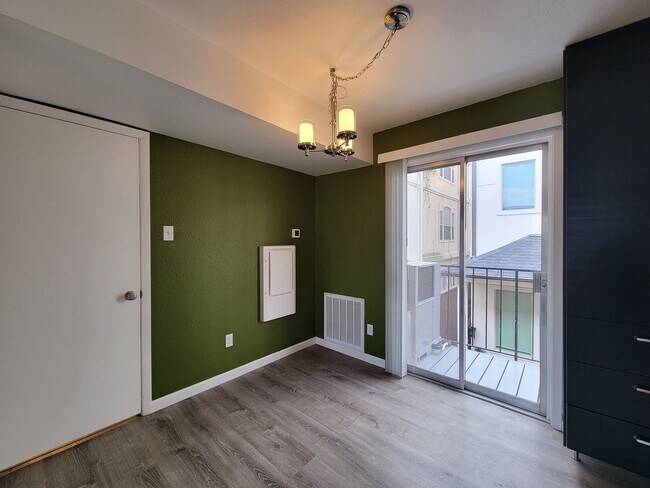 Building Photo - Completely renovated in the heart of Montrose. Spacious 1 bedroom 1 bath condo, upstairs corner u...