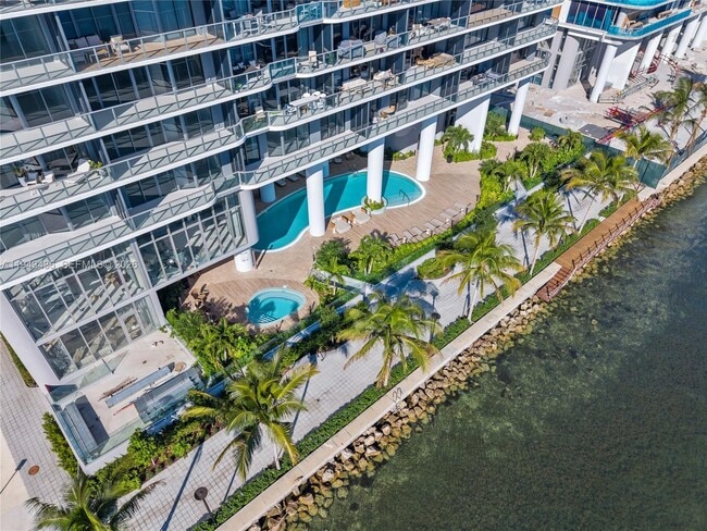 Building Photo - 700 NE 24th St