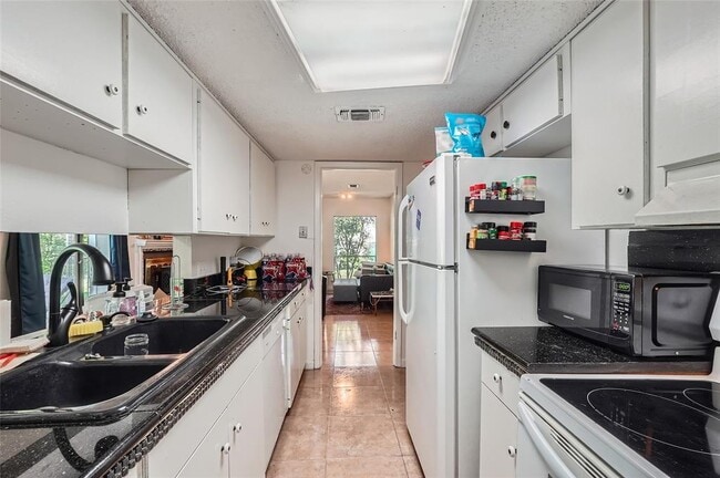 Building Photo - 6810 Thorncliffe Dr