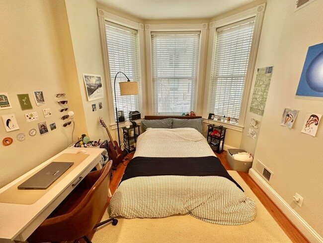 Building Photo - Dupont's Tree Lined Church Street 2 bedroom/1Bath Condo with Deck and Parking!