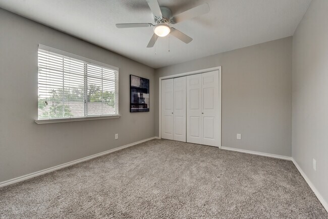Building Photo - 4231 Crestedge Dr