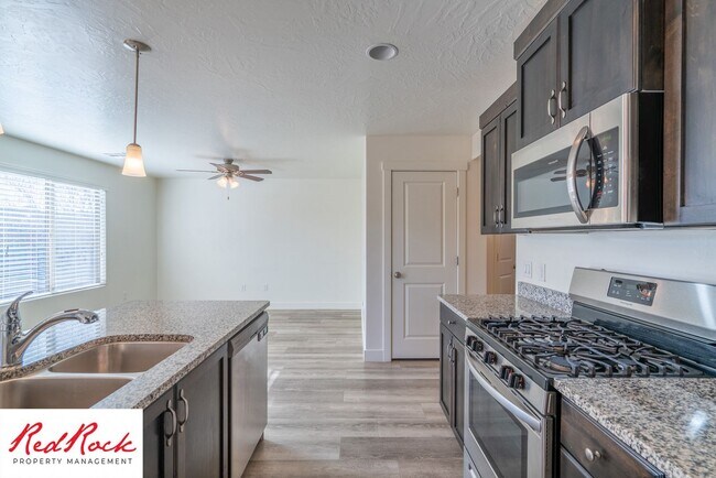 Building Photo - 4 Bed/2.5 Bath Townhome in Desert Bluff!