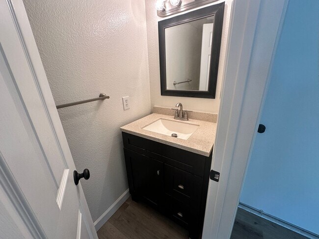 Building Photo - A stunning 4-bedroom haven, fully renovate...
