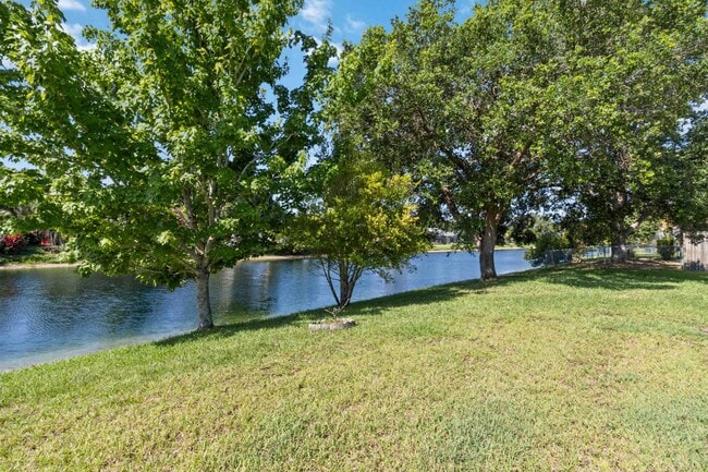 Building Photo - 1007 Jacaranda Cir