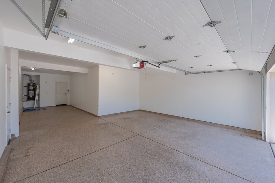 Garage with extended storage - 1807 Alta Vista Pl