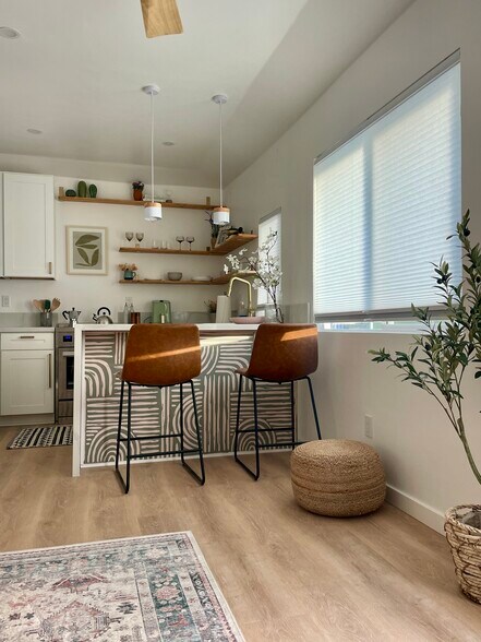 Pots/pans, crockery provided - 4661 Berwick Dr