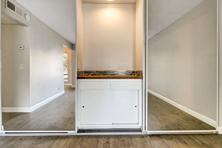 Building Photo - 480 N Civic Dr