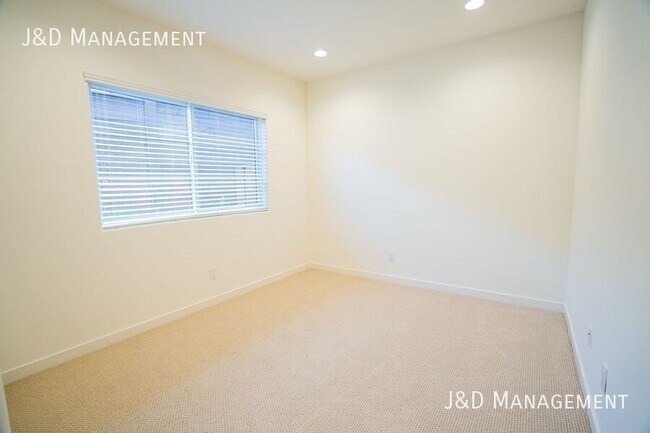 Building Photo - 1371 N Vulcan Ave