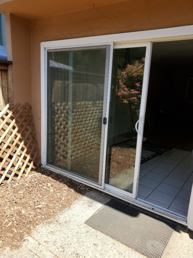 Building Photo - 3 Bedroom 1.5 bath in Covell Commons HOA i...