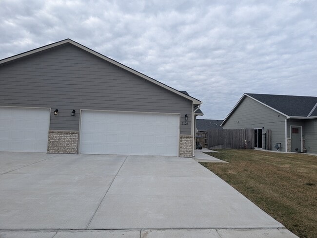 Building Photo - 5123 N Cypress St