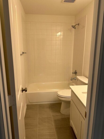 Building Photo - 613 Florence Trl