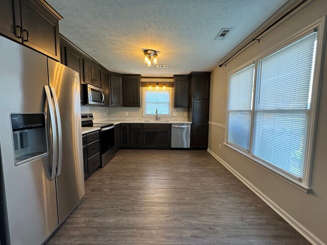 Building Photo - Charming 3 Bed, 2 Bath Home in Gated Commu...