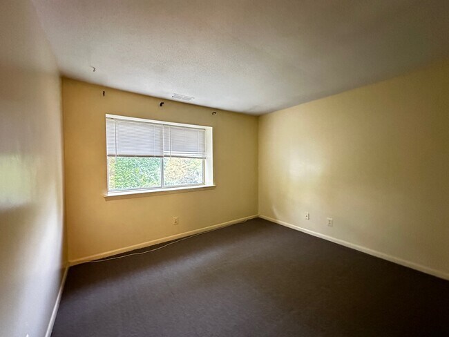 Building Photo - 2 Wynwood Dr