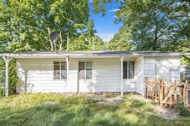 Building Photo - $1660 Contemporary remodeled 3-bedroom, 1-bath single-family ranch