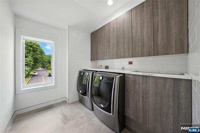 Building Photo - 44 Floral Terrace