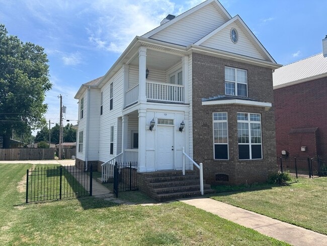 Building Photo - 121 W Lakeview Rd