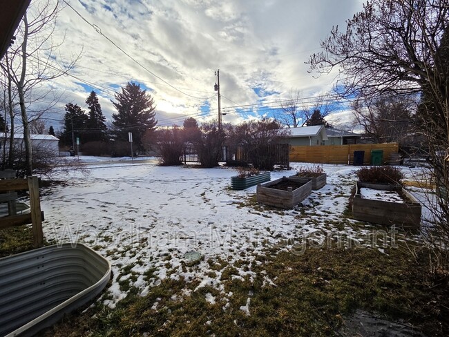 Building Photo - 621 S 14th Ave