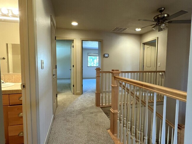 Building Photo - Beautiful 4 bed 3.5 bath home in Eagle jus...