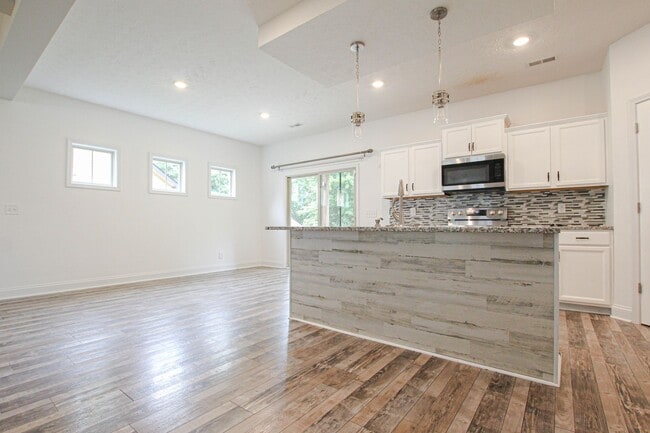 Building Photo - Pet Friendly Four Bedroom!